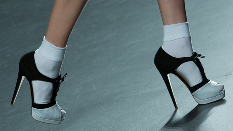 Κοντές κάλτσες με τακούνια: 10 τρόποι για να φορέσετε το νέο trend 