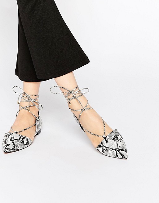 Lace up flats: Πώς θα φορέσεις τις ίσιες μπαλαρίνες με κορδόνια 