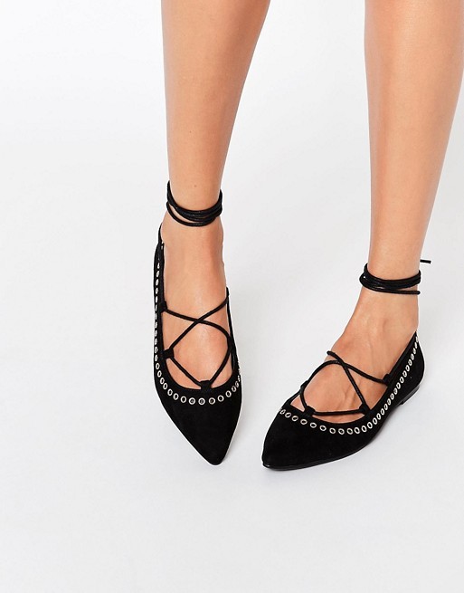 Lace up flats: Πώς θα φορέσεις τις ίσιες μπαλαρίνες με κορδόνια 