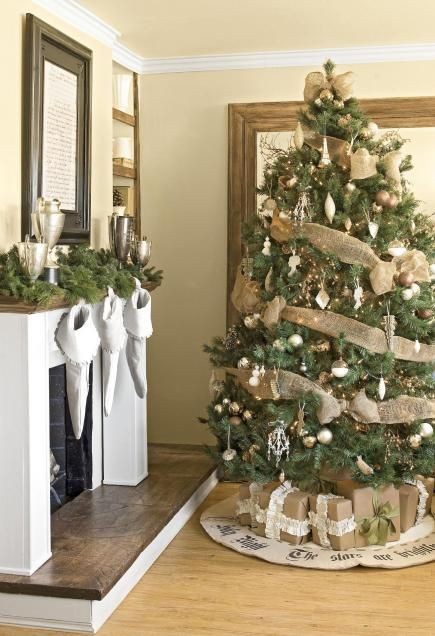 10 ιδέες για να διακοσμήσεις τη βάση του χριστουγεννιάτικου δέντρου