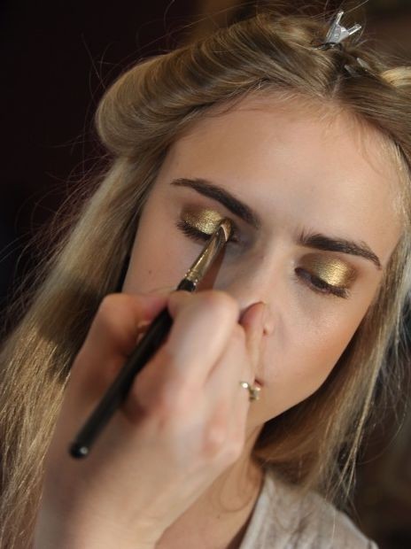 Βραδινό μακιγιάζ ματιών με χρυσές σκιές και χρυσό eyeliner