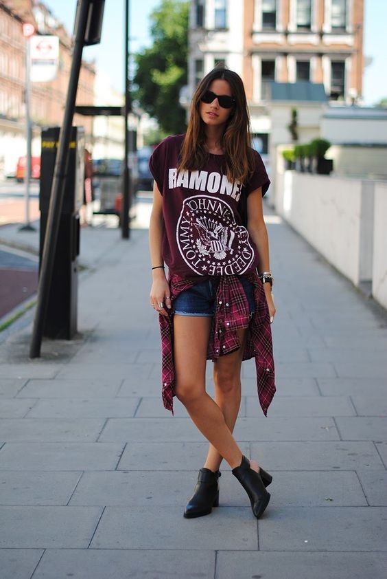 T-shirt με logo: Η νέα μόδα της άνοιξης και πώς φοριέται