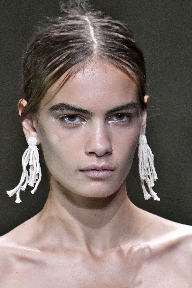 Τα πιο trendy σκουλαρίκια που θα φορέσουμε την άνοιξη και το καλοκαίρι