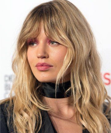 Κούρεμα: H νέα μόδα είναι οι φράντζες- κουρτινάκια