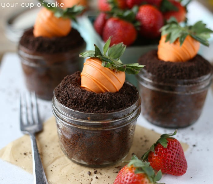 Πασχαλινό γλυκό: Cup cakes γλαστράκι με καρότα από φράουλες