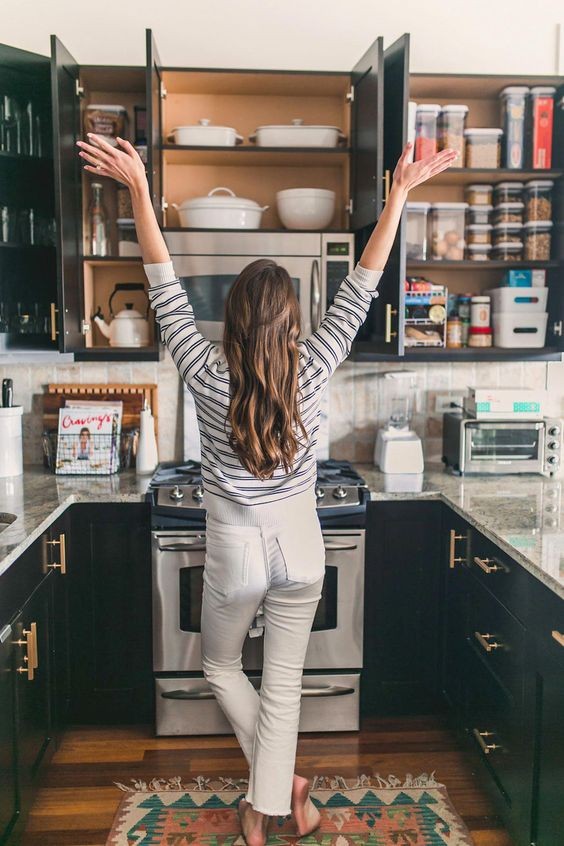 Πώς να οργανώσεις τα ντουλάπια της κουζίνας 