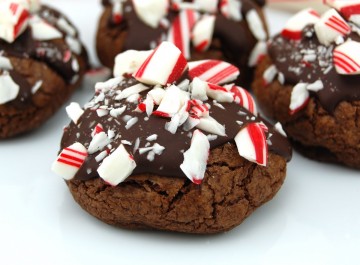 Σοκολατένια χριστουγεννιάτικα μπισκότα με πολύχρωμη καραμέλα