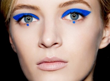 Μπλε στα μάτια: Πώς φοριέται το νέο trend στο μακιγιάζ
