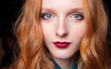 Ροζ σκιά στα μάτια: Δες πώς θα βάλεις το νέο trend στο μακιγιάζ σου