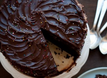 Το πιο σοκολατένιο διπλό κέικ που έχετε φτιάξει ποτέ!