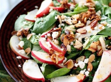 Σαλάτα με σπανάκι και μήλα