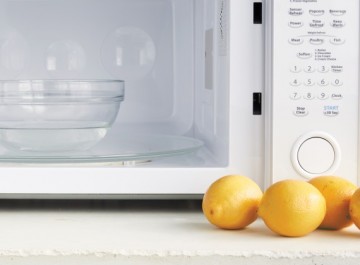 Πώς θα καθαρίσετε μέσα σε 2 λεπτά τον φούρνο μικροκυμάτων