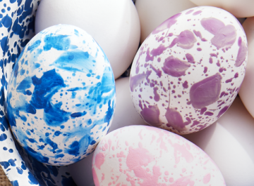 Νέες πρωτότυπες τεχνικές για να βάψετε τα πασχαλινά αυγά